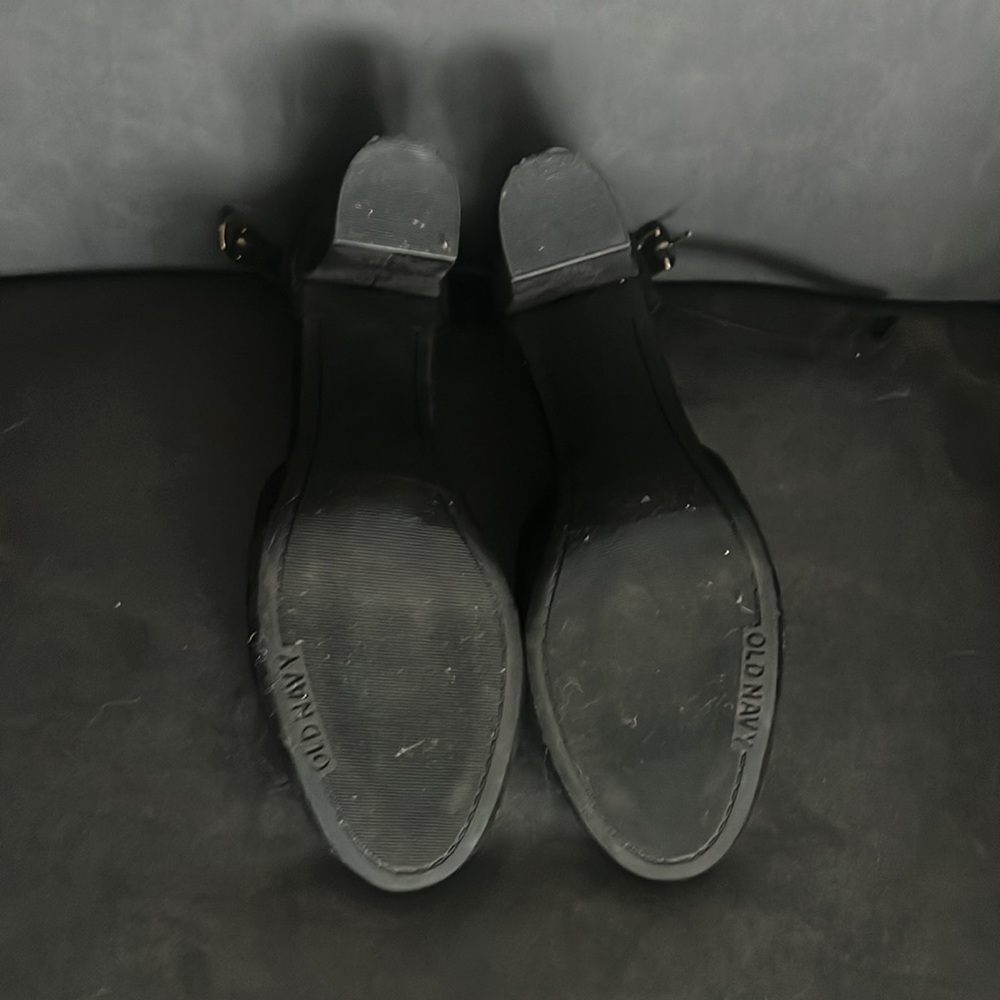 Rounded closed toe heels - Picture 2 of 2